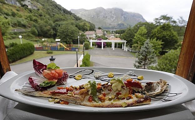 El comedor de Arenillas se orienta hacia los acantilados rocosos de Islares.