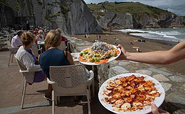 El Enbata se encuentra en la playa de Itzurun (Zumaia).