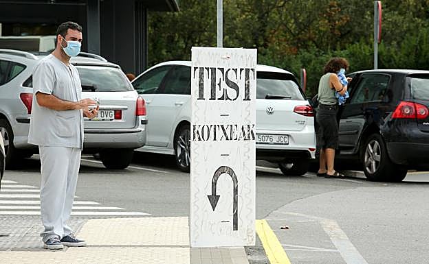 Sorprende el bajo número de ciudadanos que ha acudido a realizarse las pruebas PCR por el foco en dos discotecas de Donostia