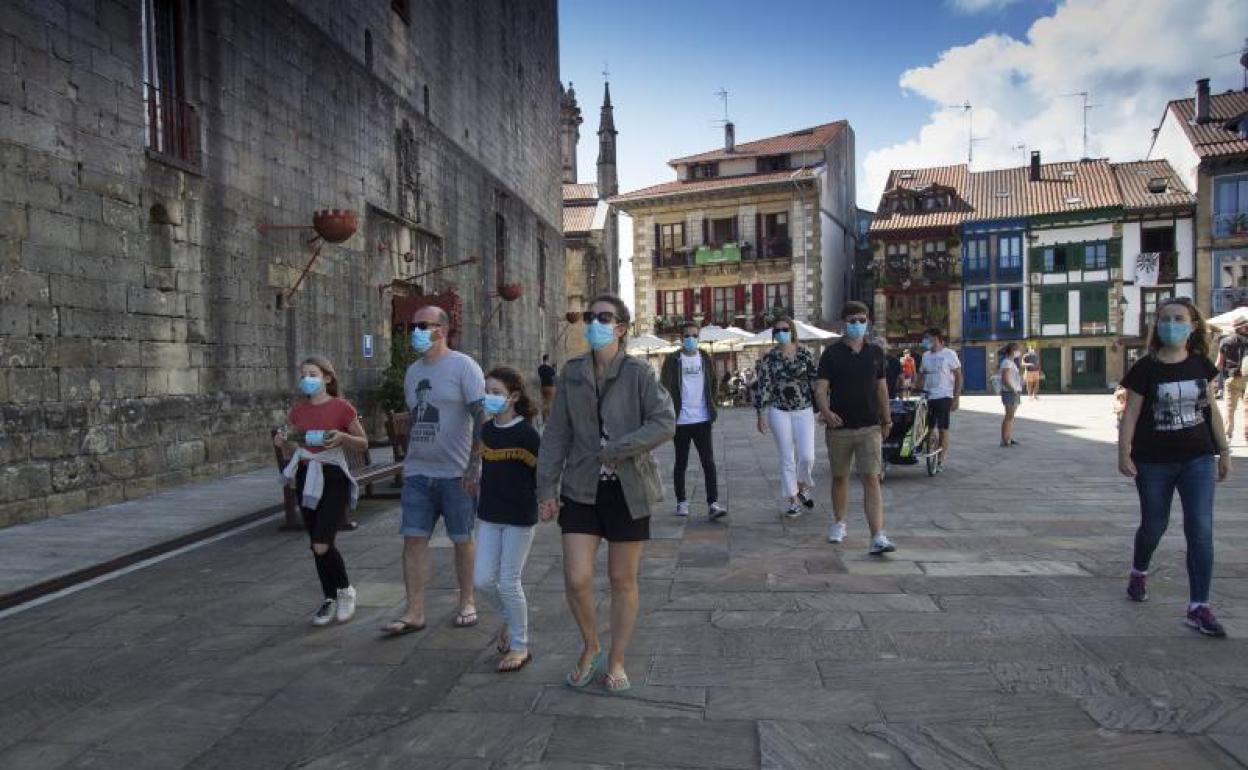Varios turistas pasean por la Arma plaza de Hondarribia