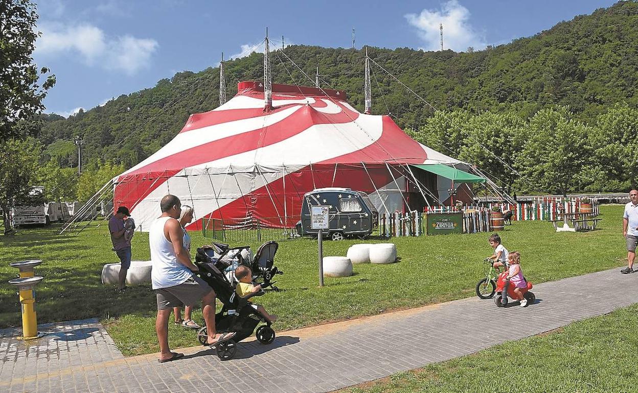 Gure Zirkuaren karpa Orion, uztailaren 13an. Artean ez zen derrigorrezkoa maskara atari zabalean, distantzia bermatzen bazen. 