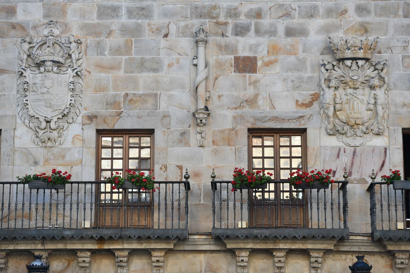 Villa de tradición textil, escenario del aislamiento del wolframio y del abrazo que puso fin a una guerra, conserva un buen número de palacios y casas torre de los siglos XVI y XVII