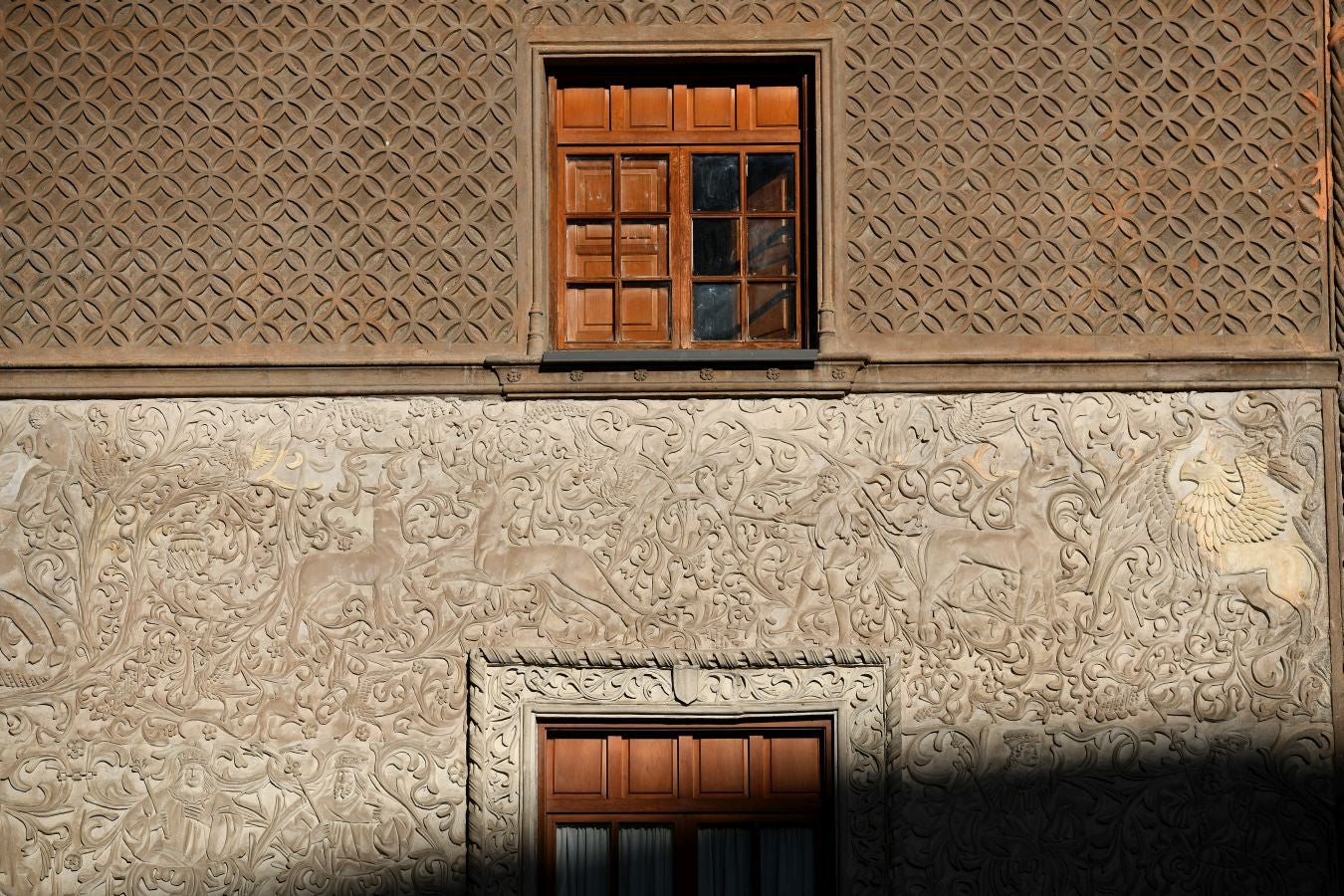 Villa de tradición textil, escenario del aislamiento del wolframio y del abrazo que puso fin a una guerra, conserva un buen número de palacios y casas torre de los siglos XVI y XVII