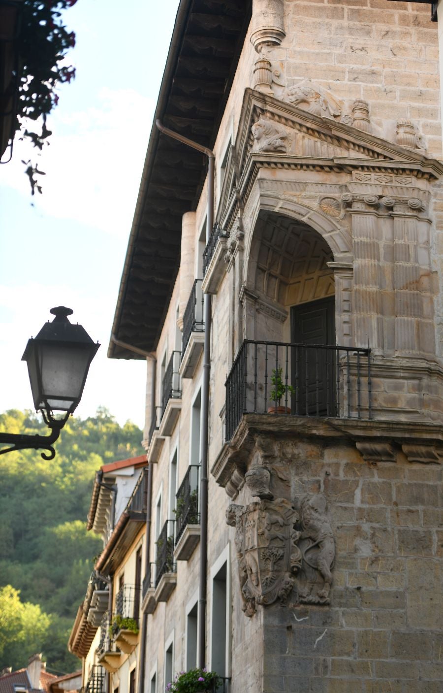 Villa de tradición textil, escenario del aislamiento del wolframio y del abrazo que puso fin a una guerra, conserva un buen número de palacios y casas torre de los siglos XVI y XVII