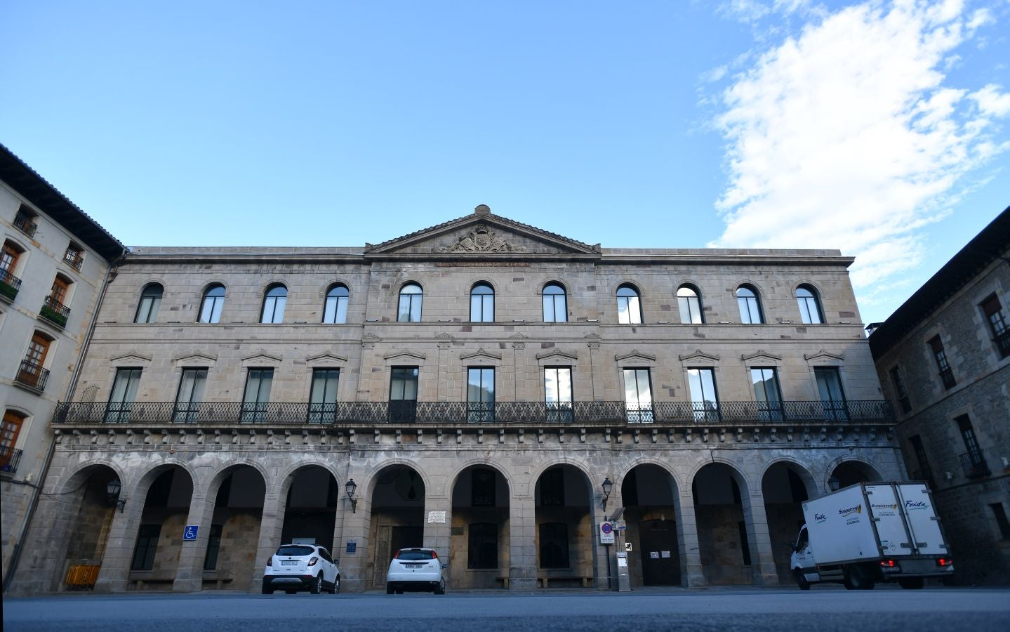 Villa de tradición textil, escenario del aislamiento del wolframio y del abrazo que puso fin a una guerra, conserva un buen número de palacios y casas torre de los siglos XVI y XVII