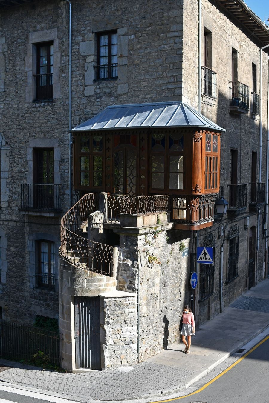 Villa de tradición textil, escenario del aislamiento del wolframio y del abrazo que puso fin a una guerra, conserva un buen número de palacios y casas torre de los siglos XVI y XVII