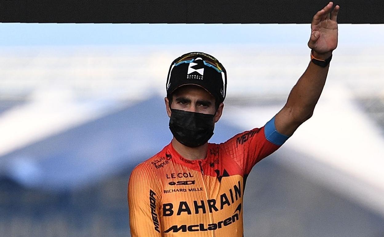 Mikel Landa saluda en la presentación del Bahrain antes del inicio del Tour. 