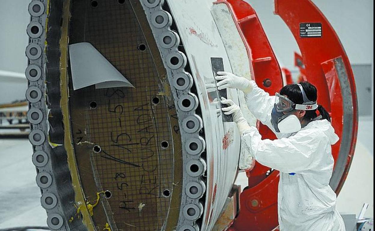 Un trabajador en la planta de Siemens Gamesa en Aoiz. 