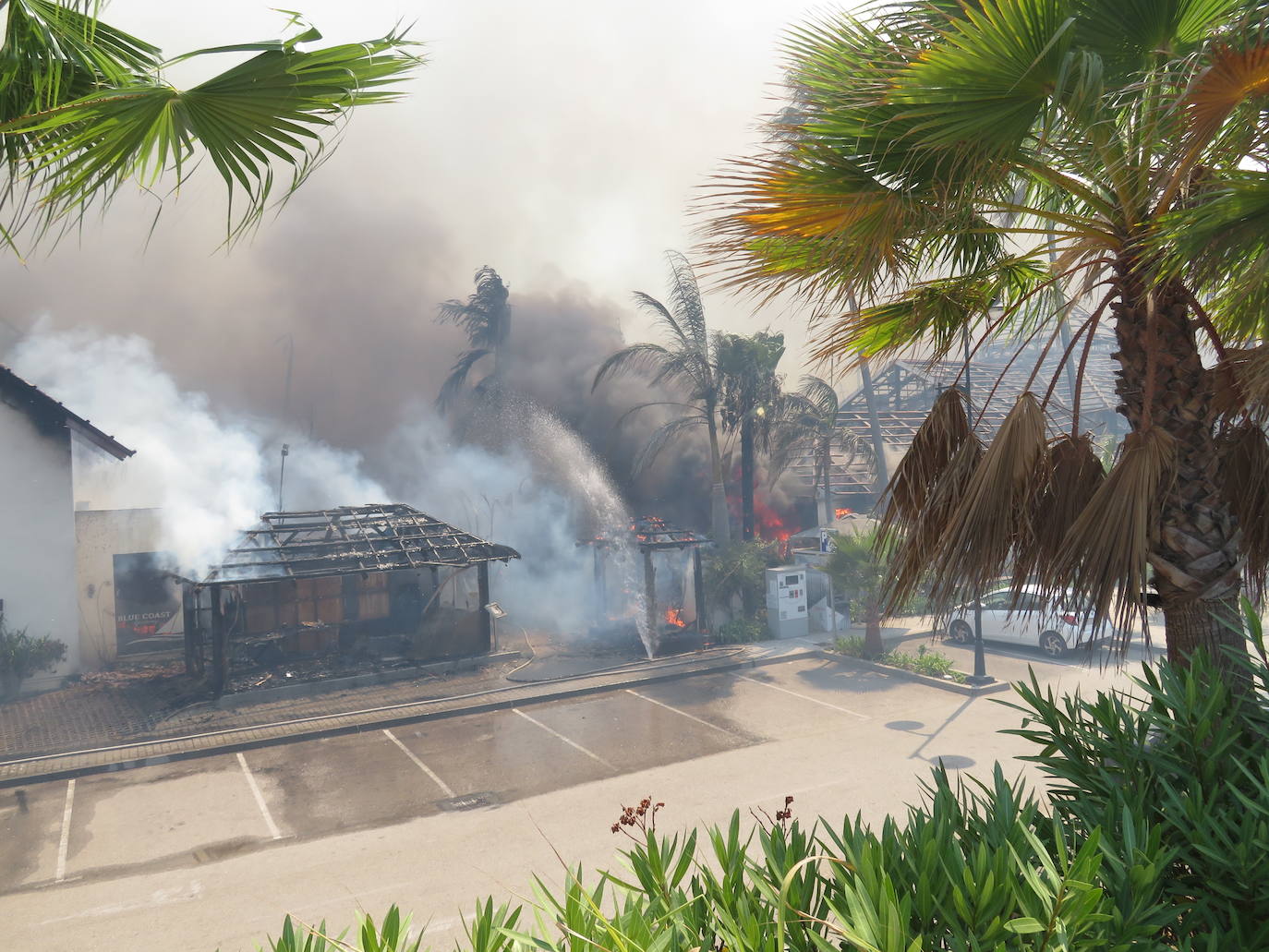 Efectivos del Plan Infoca y del Consorcio Provincial de Bomberos trabajan en la zona