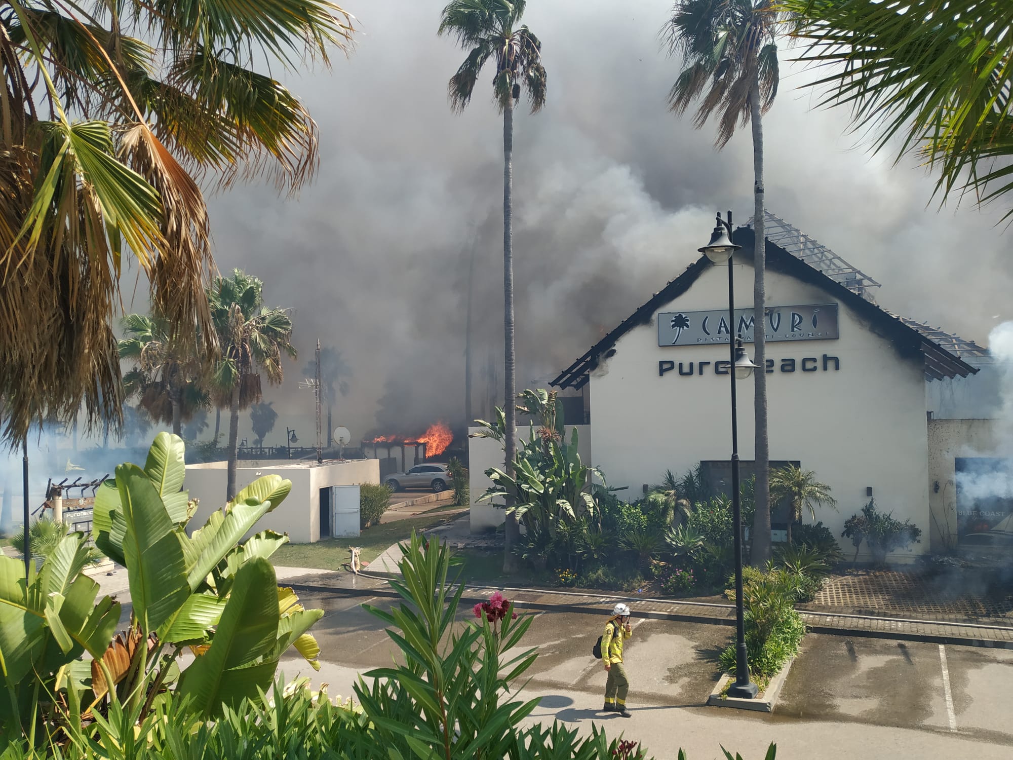 Efectivos del Plan Infoca y del Consorcio Provincial de Bomberos trabajan en la zona