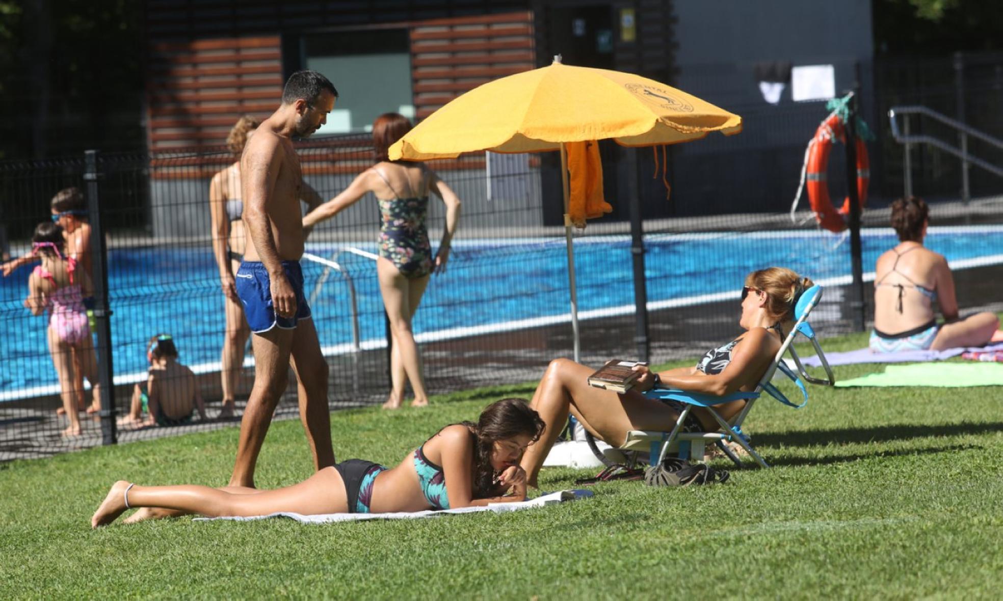 Las zonas de descanso de cada usuario están acotadas por pequeñas marcas en el césped.