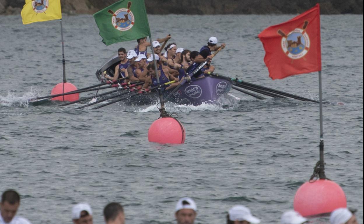 Pedreña sale por delante de San Pedro en la segunda ciaboga. 