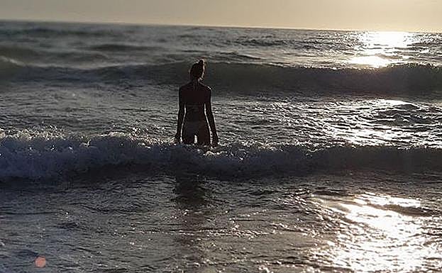 Premio televisivo para Eva González tras decir adiós al verano con un baño