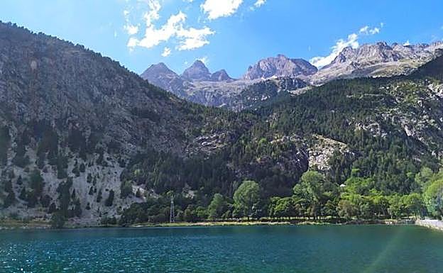El ibón de Baños, a los pies del Garmo Negro, en el centro de la imagen.