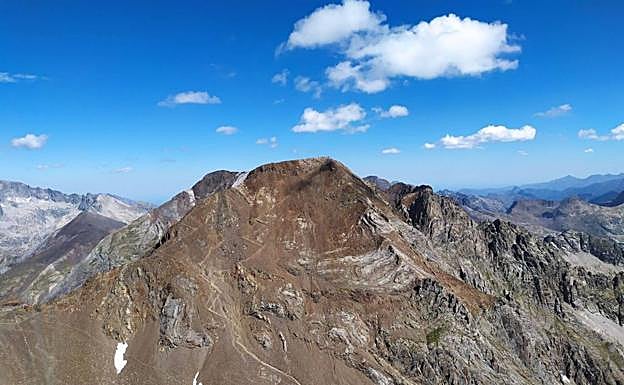 El tramo final de la subida es el más difícil. La foto está tomada desde la cima del Argualas.