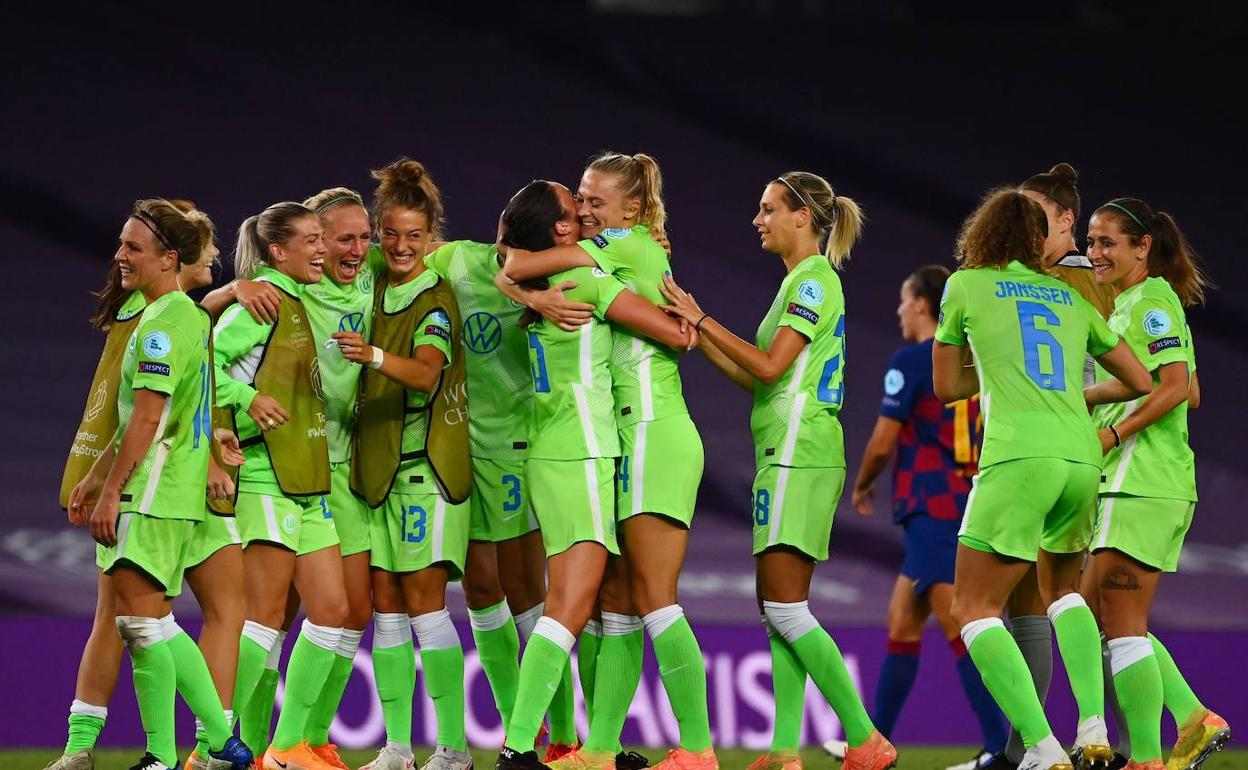 Las jugadoras del Wolfsburgo se abrazan tras lograr el pase a la final el pasado martes en el Reale Arena.