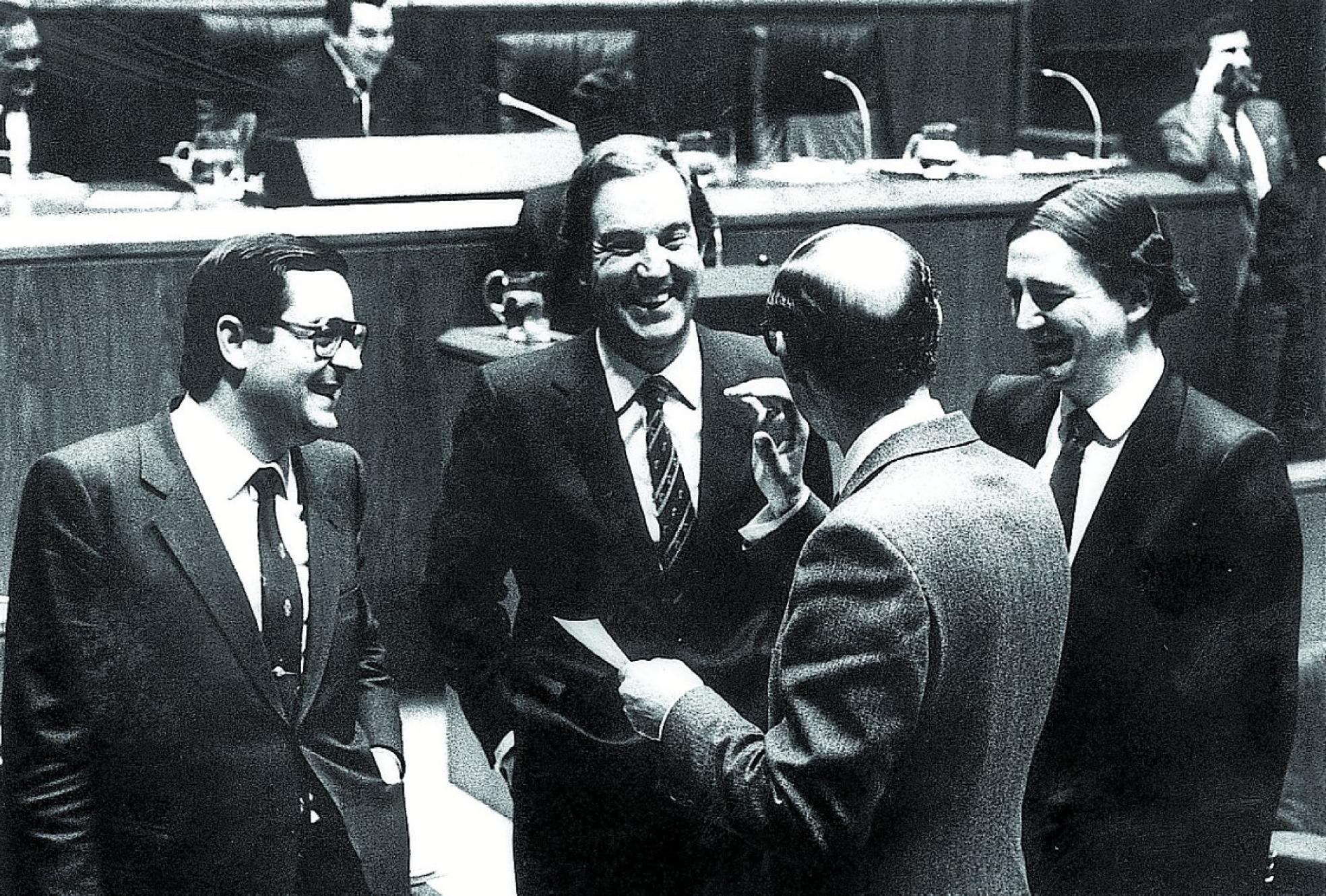 El estreno de Garaikoetxea. Carlos Garaikoetxea, el primer lehendakari tras la aprobación del Estatuto, presidió un Gobierno del PNV monocolor que tuvo que hacer frente a la institucionalización de Euskadi. 