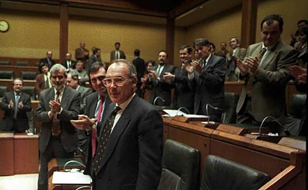 Ardanza presidió durante los años 90 una coalición en la que el jeltzale Jon Azua era el vicelehendakari primero y el socialista Fernando Buesa el segundo y consejero de Educación.