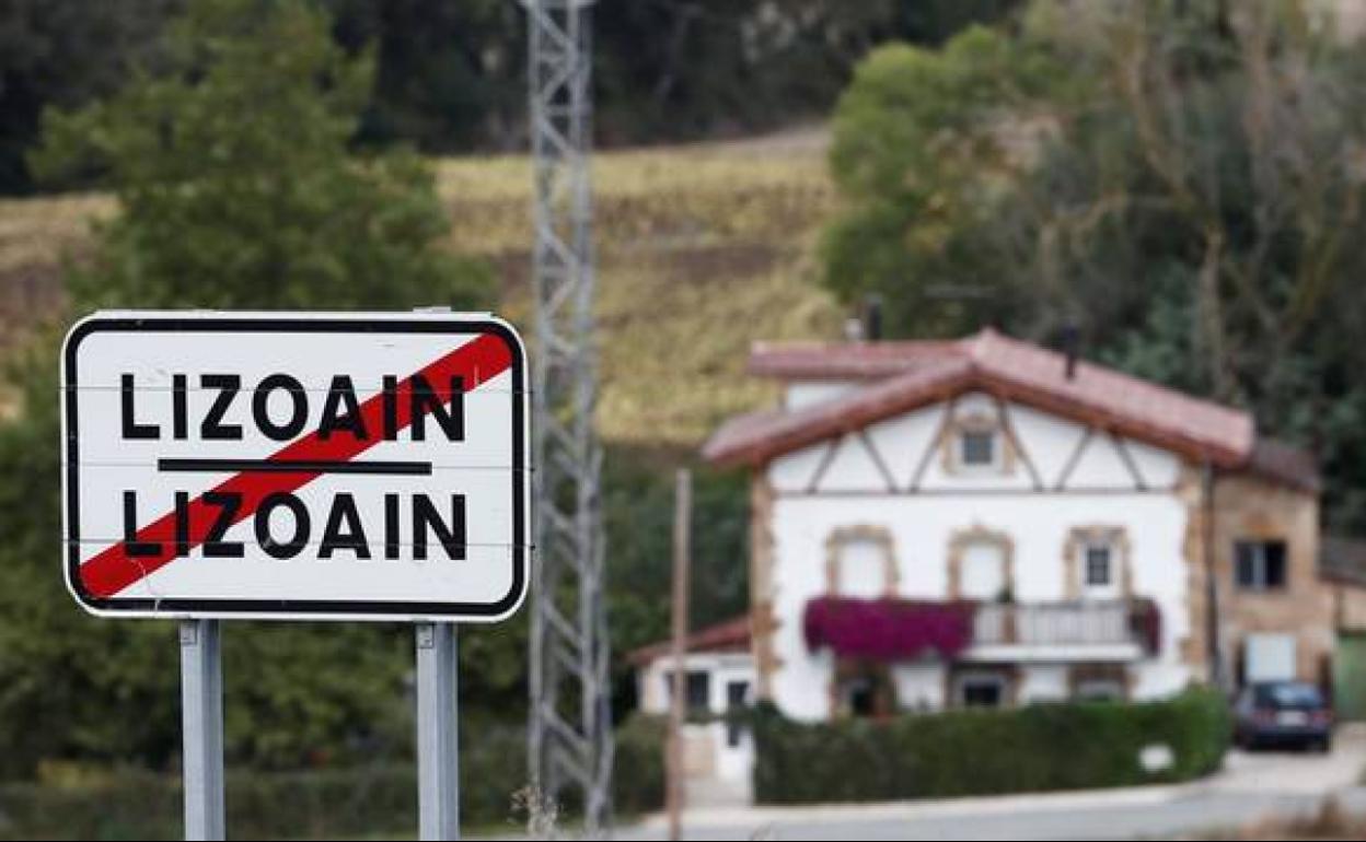 Cartel de salida de Lizoáin, epicentro de los terremotos de este domingo