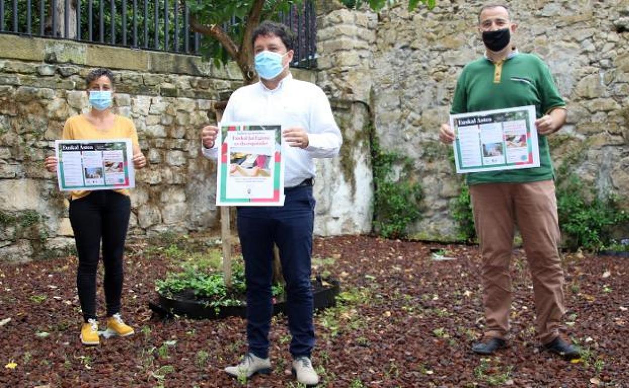 Irune Urbieta, Xabier Txurruka y Ixidor Larrañaga con los carteles anunciadores de la Euskal Astea de Zarautz, que sí se celebrará