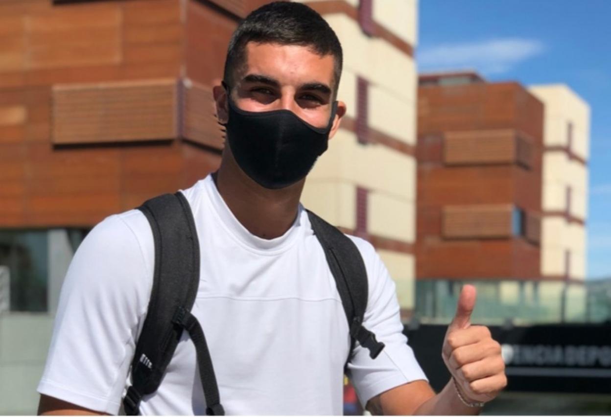 Ferrán Torres, una de las novedades, llega ayer a Las Rozas. 