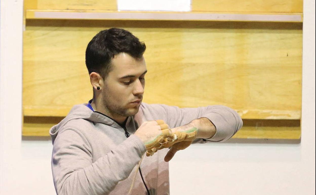 Erik Jaka se ajusta los esparadrapos antes de un entrenamiento en el Astelena de Eibar. 