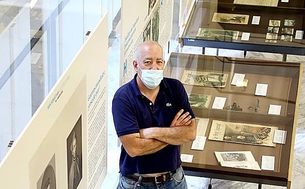 Siete vitrinas para «situar en su contexto» un hecho histórico destacado. 