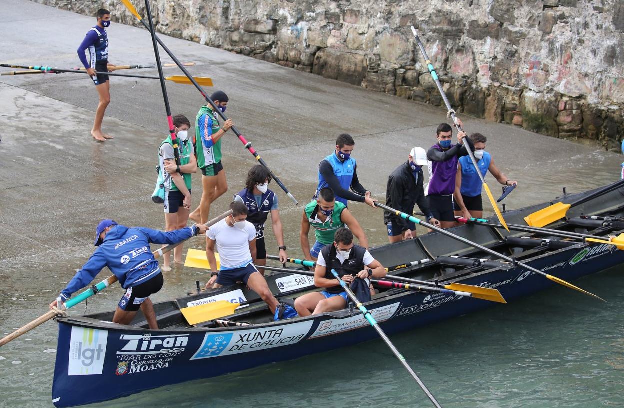 Los gallegos de Tirán embarcan en la Mar do Con para preparar la clasificatoria de hoy en el muelle donostiarra. 