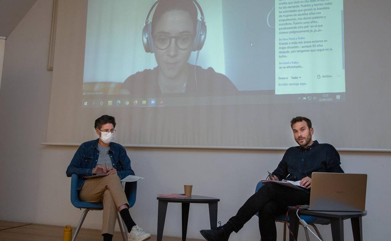 Víctor Iriarte y Pablo La Parra con Charlotte Serrand, que intervino a través de videoconferencia. 