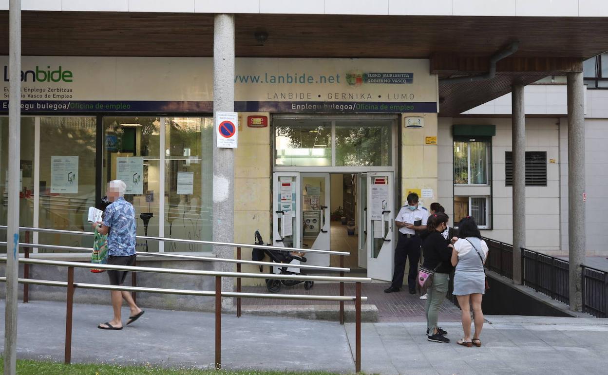 Los gobiernos vasco y central firman el convenio para que Lanbide gestione el Ingreso Mínimo Vital