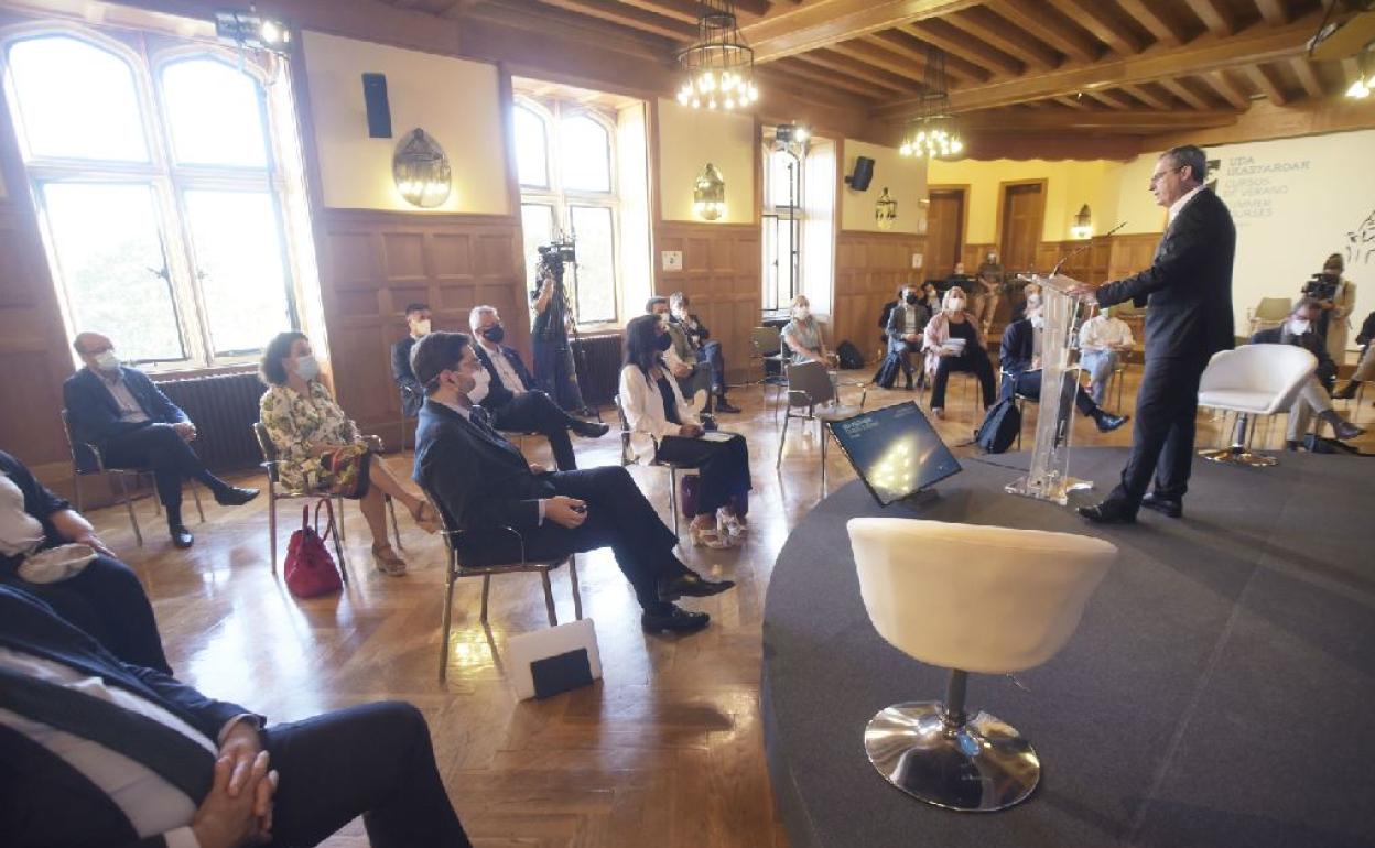 El diputado general de Gipuzkoa, Markel Olano, interviene en el curso de verano.