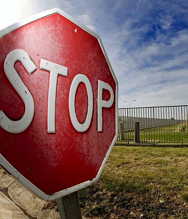 Gelditzeko seinalez josita dator udazkeneko gure bidea. 