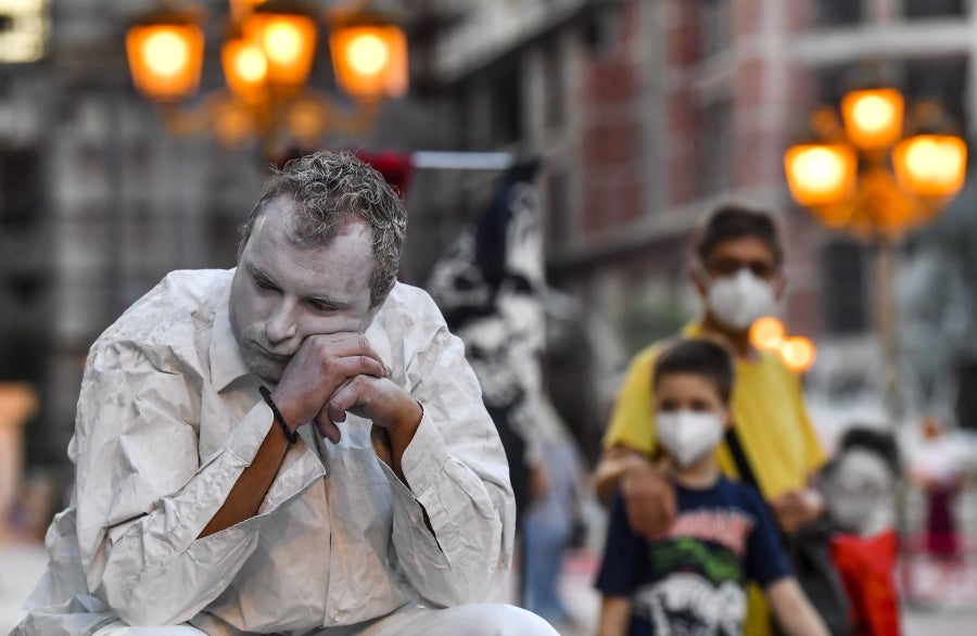 Respetando las medidas de seguridad y el distanciamiento social, los concursantes del Festival de estatuas vivientes 2020 han salido a las calles de Skopie, Macedonia, para animar a la población. 