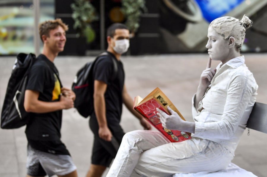 Respetando las medidas de seguridad y el distanciamiento social, los concursantes del Festival de estatuas vivientes 2020 han salido a las calles de Skopie, Macedonia, para animar a la población. 