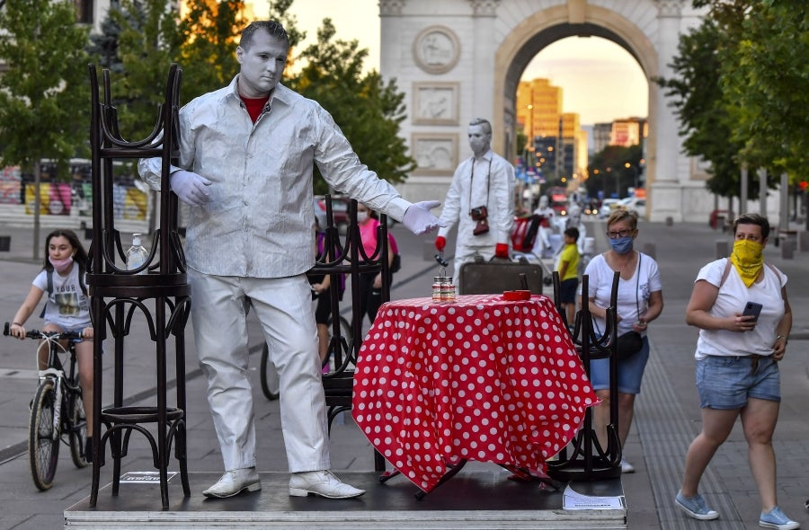 Respetando las medidas de seguridad y el distanciamiento social, los concursantes del Festival de estatuas vivientes 2020 han salido a las calles de Skopie, Macedonia, para animar a la población. 