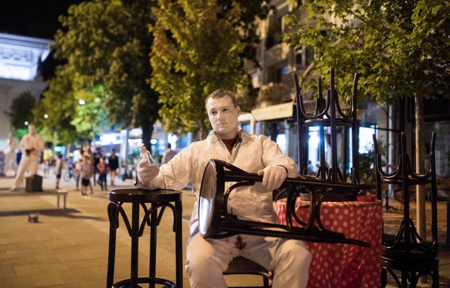 Respetando las medidas de seguridad y el distanciamiento social, los concursantes del Festival de estatuas vivientes 2020 han salido a las calles de Skopie, Macedonia, para animar a la población. 