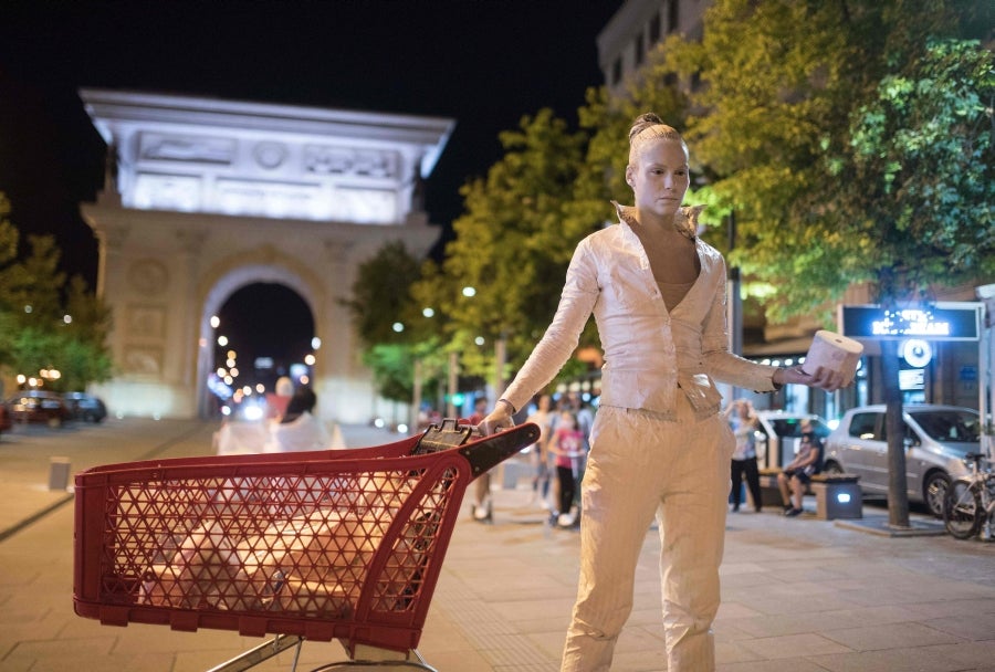 Respetando las medidas de seguridad y el distanciamiento social, los concursantes del Festival de estatuas vivientes 2020 han salido a las calles de Skopie, Macedonia, para animar a la población. 