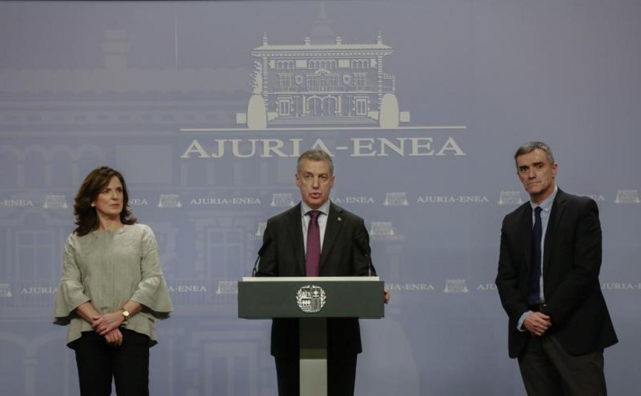 Beatriz Artolabal, Iñigo Urkullu y Jonan Fernández, en una comparecencia en Ajuria Enea.