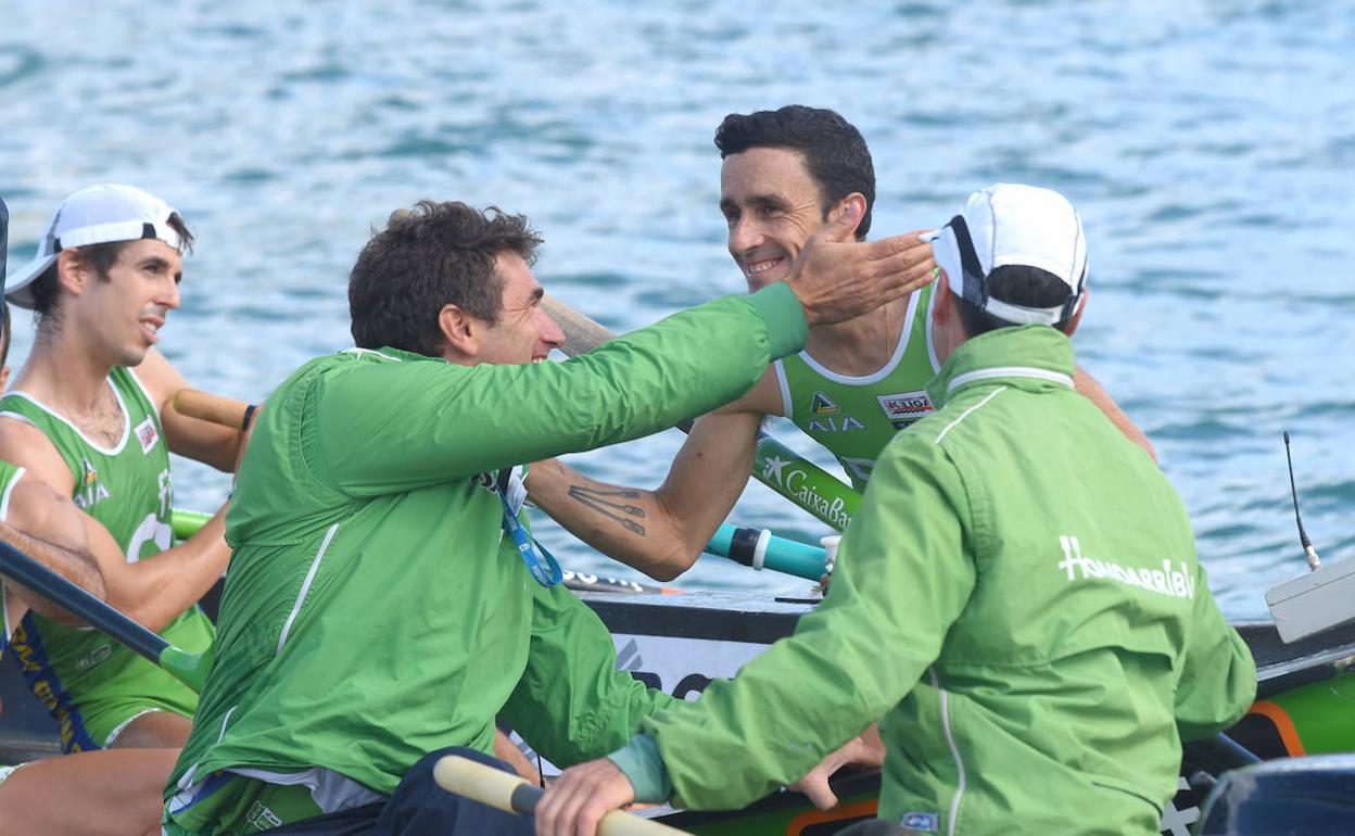 Ioseba Amunarriz es felicitado en presencia del remero Iñigo Sagarzazu por Iñigo Vertiz, ganador de las dos últimas Conchas y ahora segundo de Mikel Orbañanos, de espaldas. 