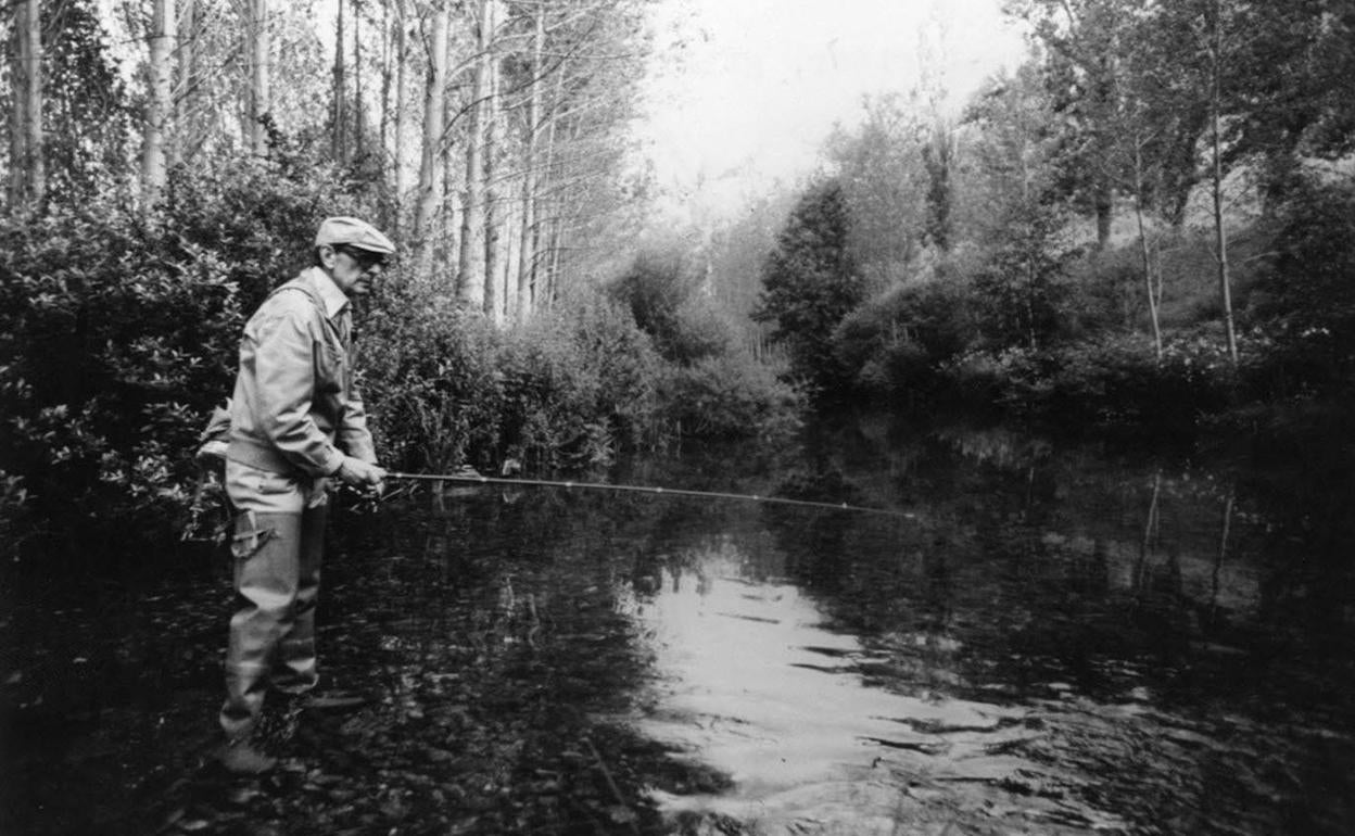 Miguel Delibes Setién en una de sus jornada de pesca. 