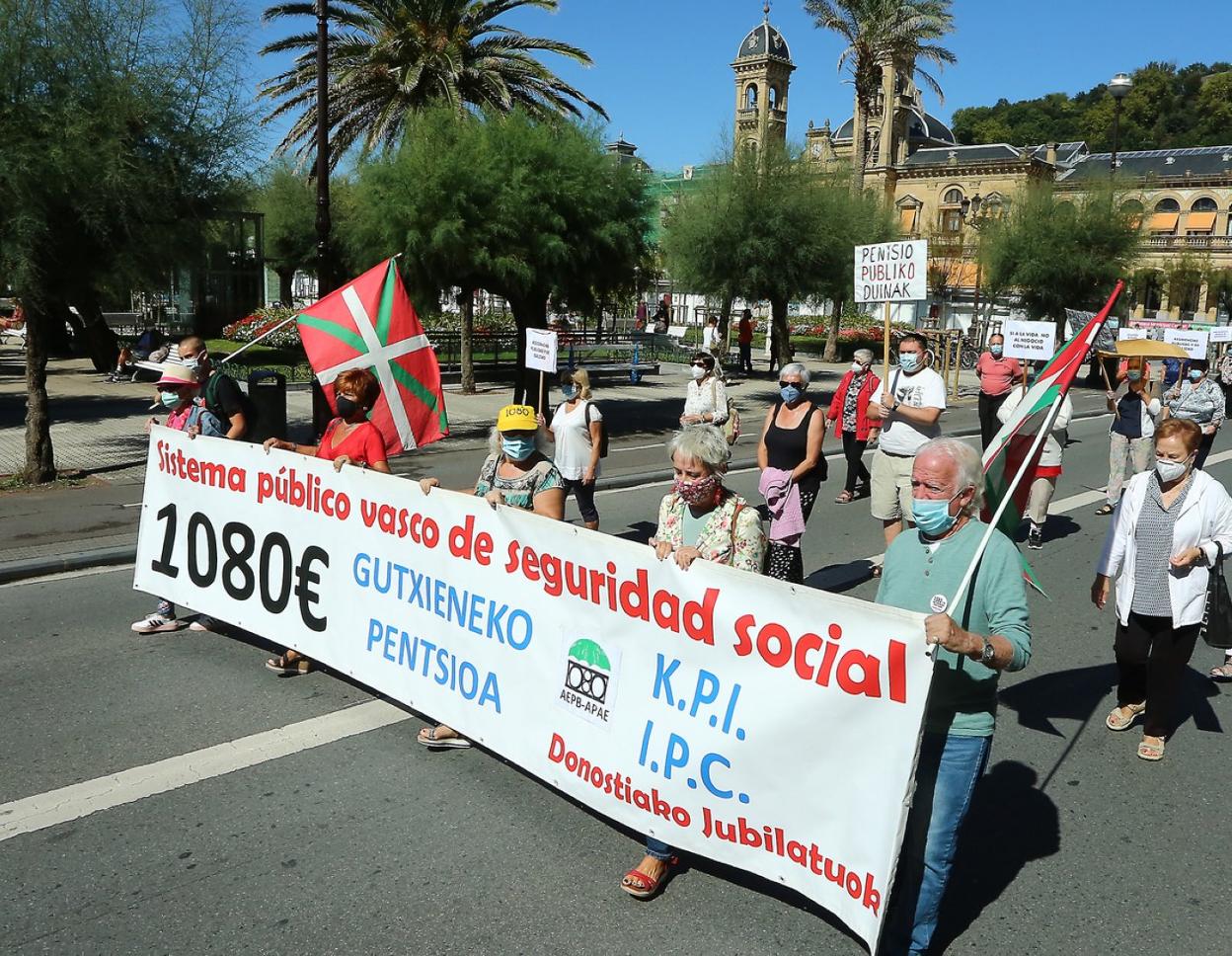 Cabeza de la manifestación del Movimiento de Pensionistas de Alderdi Eder, ayer en Donostia. 