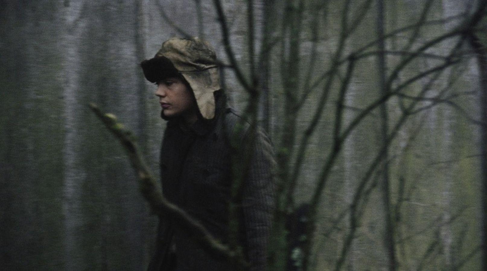 'SUTEMOSE - EN LA OSCURIDAD' de ŠARÜNAS BARTAS. Un filme situado en Lituania en 1948. Un joven combate para evitar la ocupación soviética en su país, la lucha no se da en igualdad de condiciones , pero esta determinará el futuro de toda la población. El primer largometraje de Šarünas Bartas (Lituania, 1964) fue 'Three Days'. Entre otras producciones hechas por el director lituano están 'The House' (1997), 'Freedom' (2000) o 'Frost' (2017) 