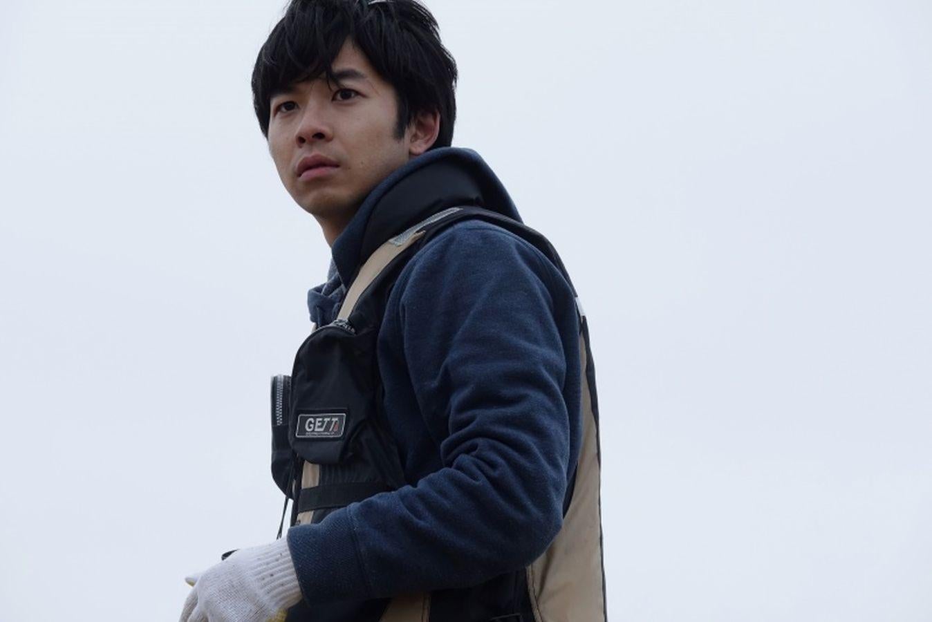 'NAYUKO WA INEEGA / ANY CRYBABIES AROUND?' de TAKUMA SATO. Tras una aparición desafortunada en la televisión japonesa, un hombre abandona su pueblo y huye a la capital, Tokio. Donde tras vivir dos años, decide volver al pueblo y se encuentra un panorama complicado. Takuma Sato (Tokio, 1977) se estrenó en la pantalla grande con el largometraje 'Don´t stay that world' que obtuvo el Premio del Público y el Cinema Fan Award en el Pia Film Festival. Además ha dirigido distintos cortometrajes como 'Sudden' (2017) o 'Happy Happy Saturday' (2018)