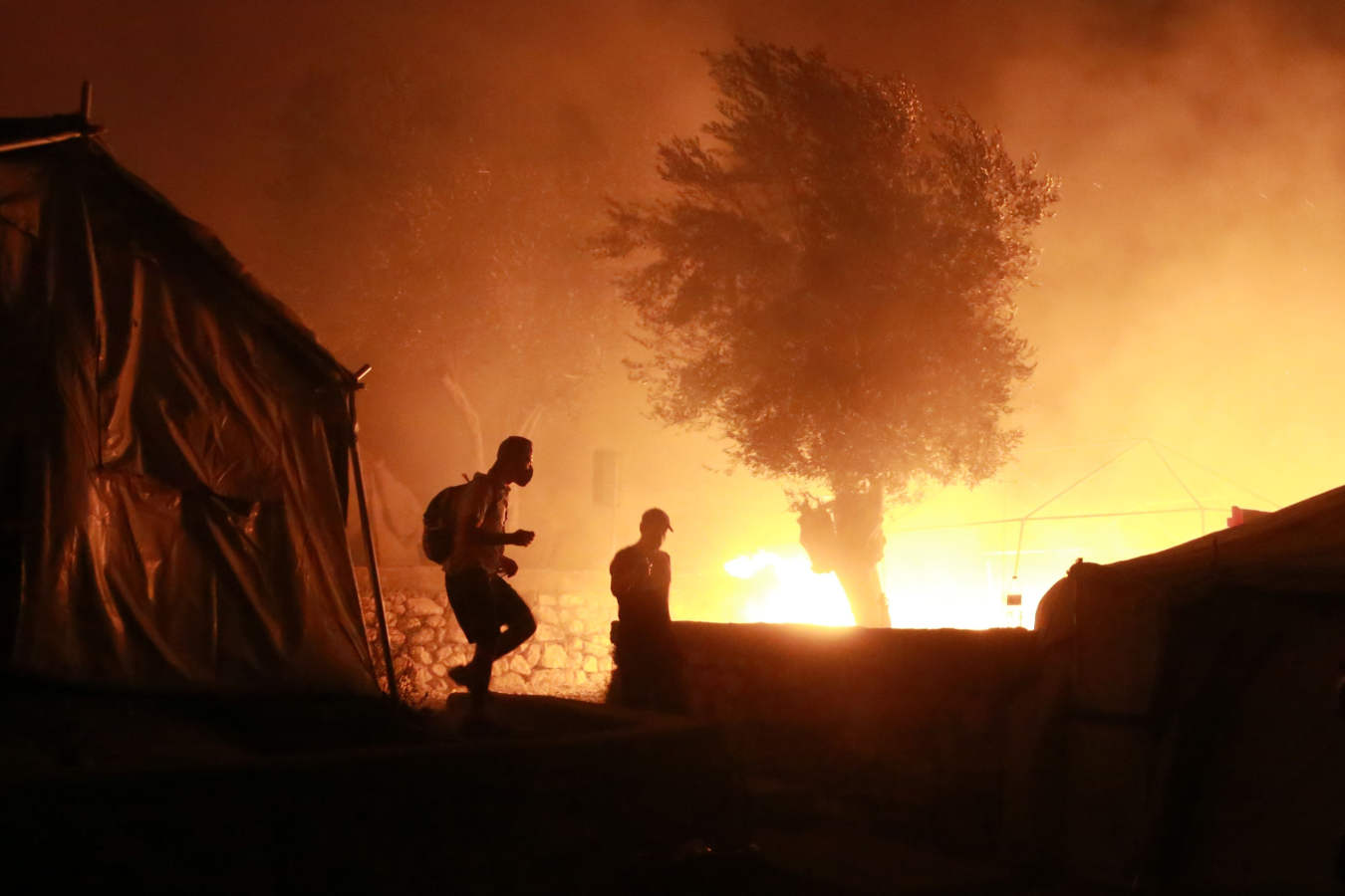 El campo de refugiados de Moria queda destruido en un incendio