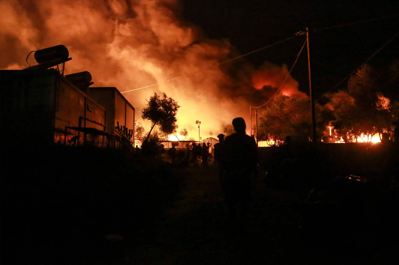 El campo de refugiados de Moria queda destruido en un incendio