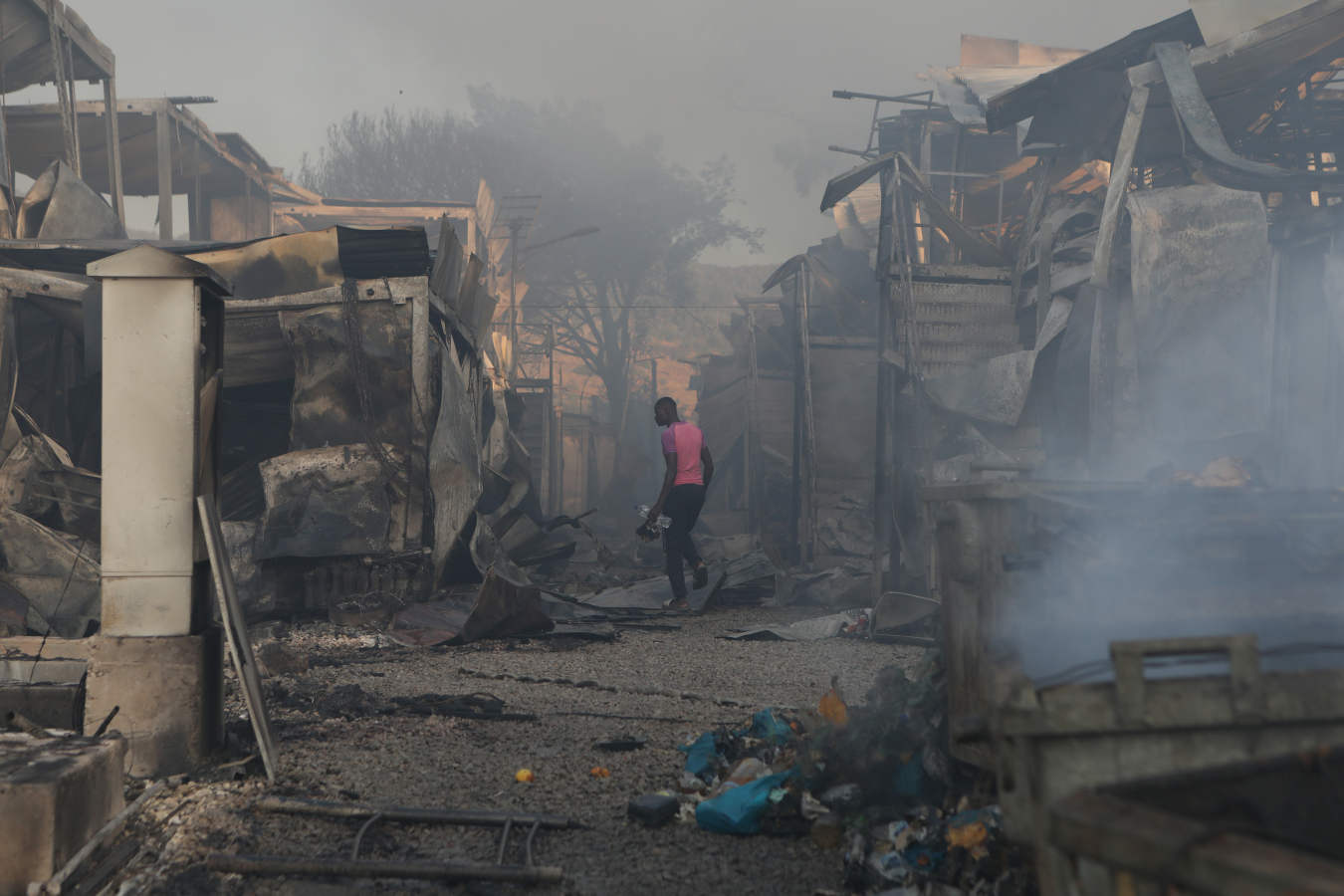 El campo de refugiados de Moria queda destruido en un incendio