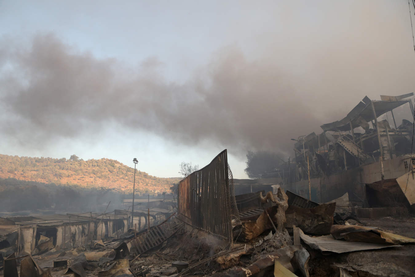 El campo de refugiados de Moria queda destruido en un incendio