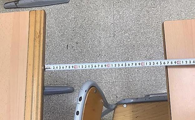 La distancia entre pupitres va a ser de alrededor de 30 centímetros. 