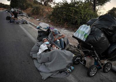 Imagen secundaria 1 - Miles de familias han pasado la noche a la intemperie