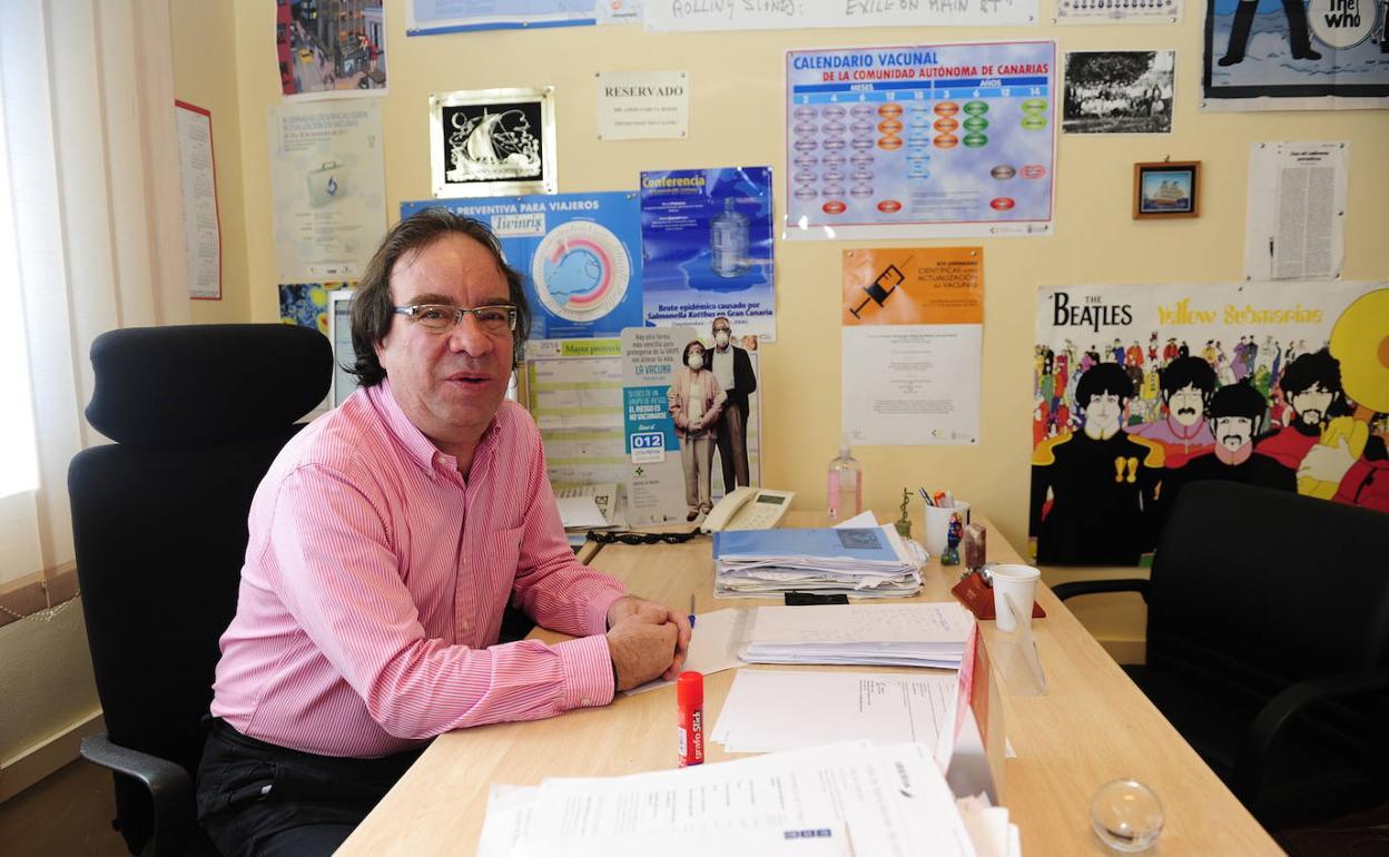 El doctor Amos García en su despacho del servicio canario de Salud donde trabaja.